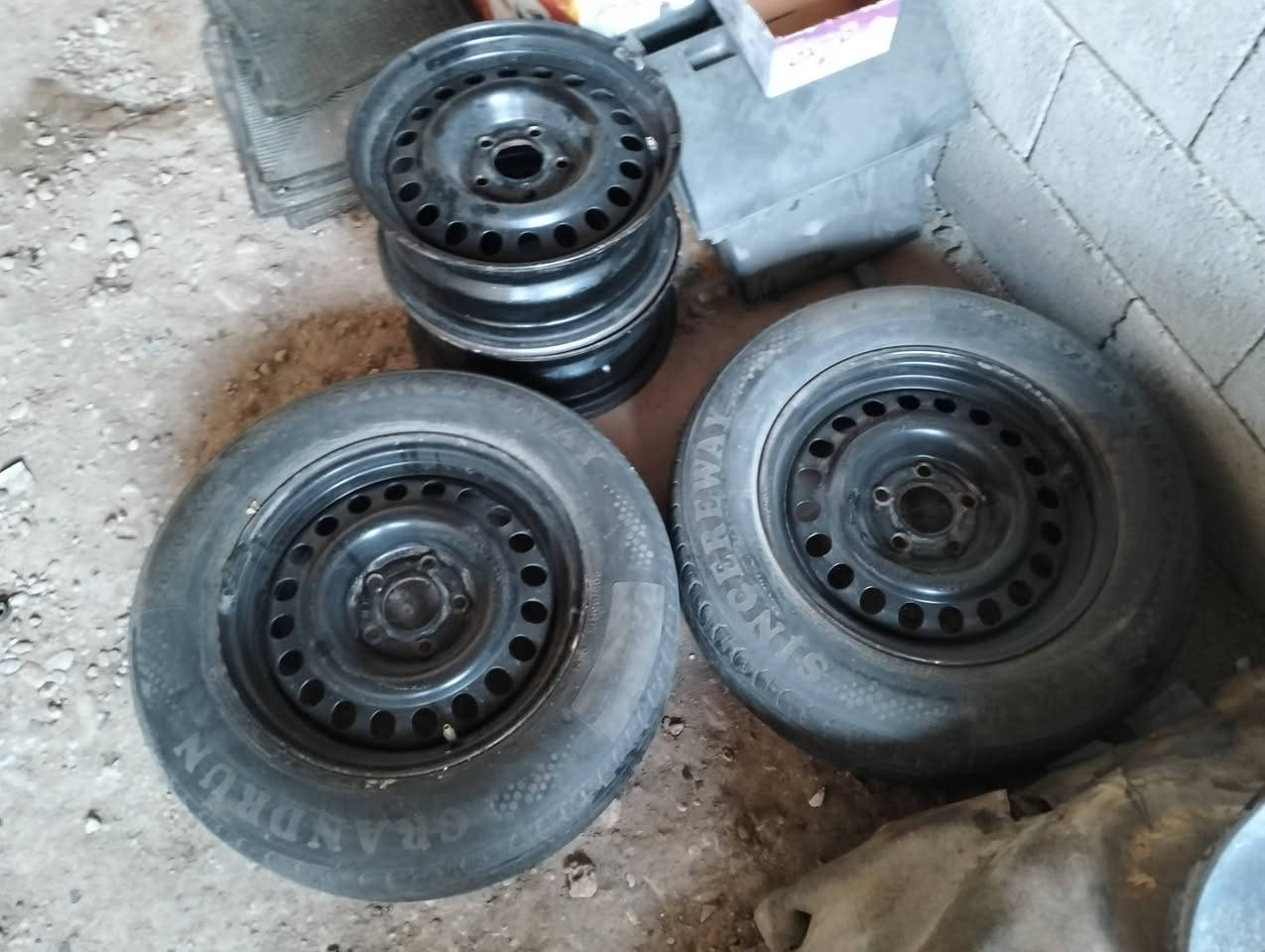 وياله طخم للبيع حجم 15 شرط لا عواج ولا كسر شي مكان موصل الايسر  سعر 80 بي مجال ***********
