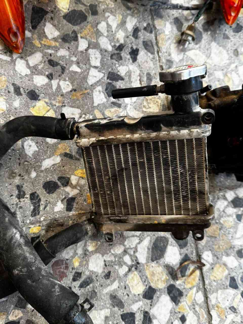 سلام عليكم حبايب غراض تفصيخ مال دراجه يابانيه هاذه اسمها Yamaha Jog ZR هاي غراضه يلاديه كلها مختمه وا تعرفون انتم هاي عراضه أو بأي مكان تحصلهن قيم وخذ هاذه رقمي ***********
