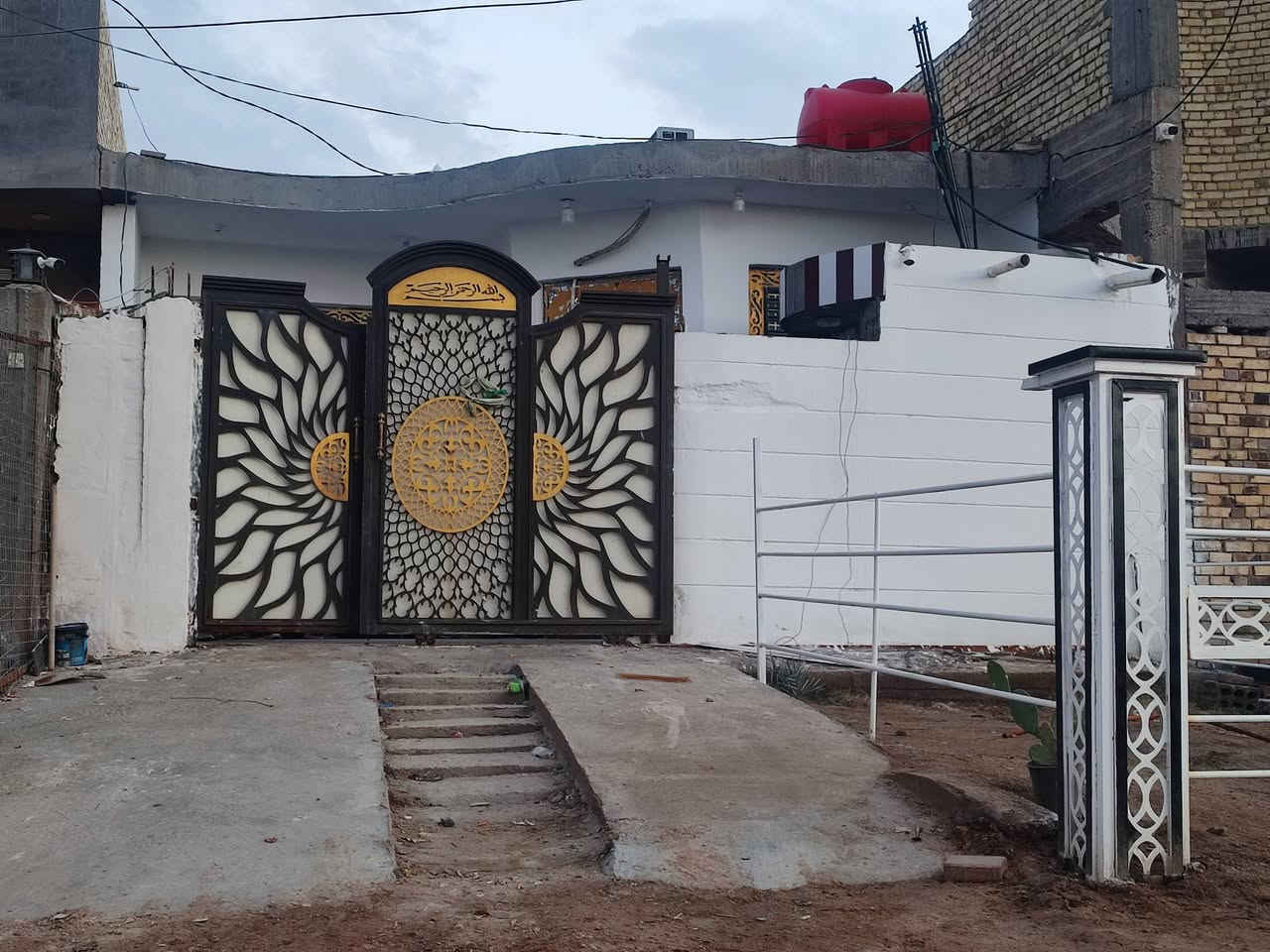 السلام عليكم ورحمه الله وبركاته 
بيت للبيع على الحولي وجه مساحه 150متر طابو صرف رقم القطعه 15/681 
رقم المقاطعه 38
بناء جديد صب كونكريت ..طابق واحد
يحتوي على استقبال وصاله وغرفه ومطبخ وحمامات داخليه و خارجيه..علمآ البيت هوه ولاثاث 
كامل كاونتر وملحقاته طباخات وقناني وسبلت عدد ثلاثه غرفة نوم ثلاجه ومجمده...وووو كل الملحقات بالكامل مجهز حته بالكاميرات .. اي استفسار السعر مراسله الصفحه او الاتصال
 ***********
