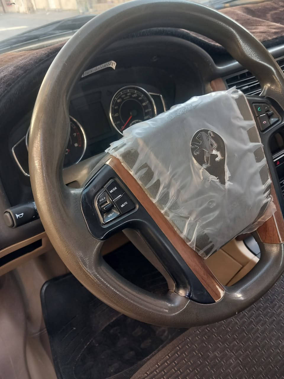 السلام عليكم بيجو باص البيع مستعجل مديل ١٧ هاذا رقمي ***********
