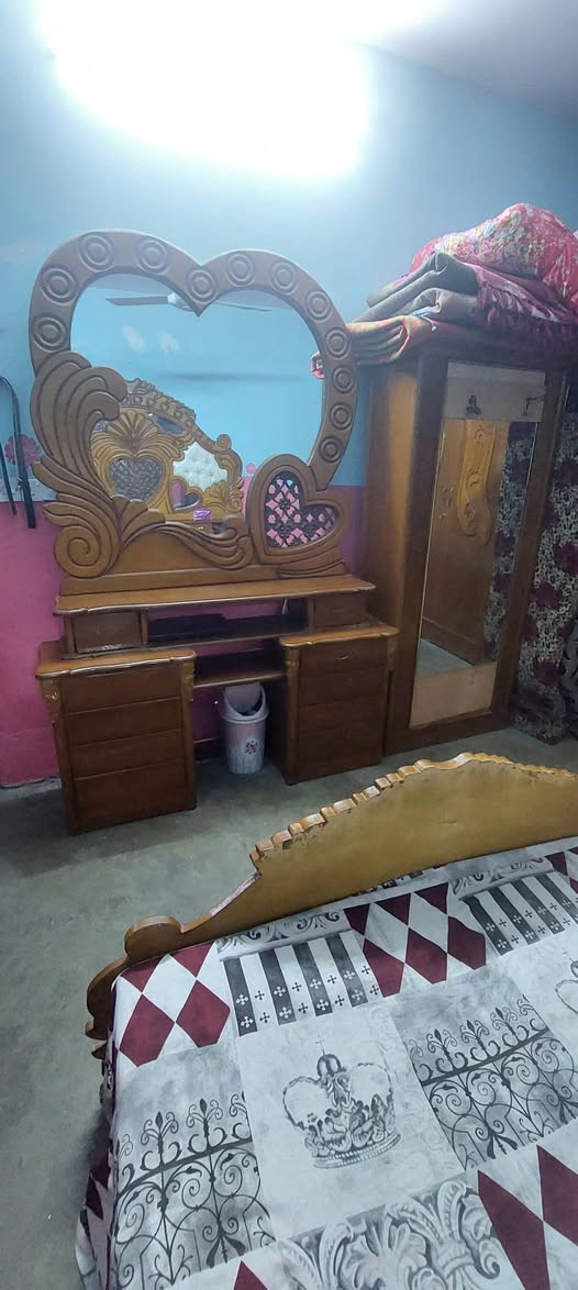 السلام عليكم ملحقات غرفه للبيع جرباية وميز مرايه وزاويه وجزامه سعر  ٢٢٥  الف  متواجد خاص او اتصال ***********
