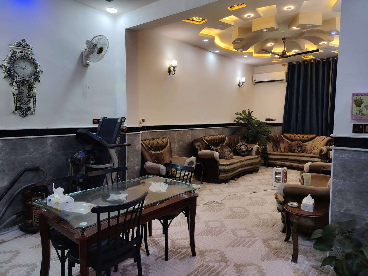 دار للبيع في مجمع جنة السلام شارع100 أبو مهدي المهندس مقابل مستشفى ابو مهدي المهندس
المساحة100م
عرض الشارع 10م
يحتوي 4غرف 3حمامات
صالة كبيرة مطبخ مودرن كاونتر ثابت هدية مع البيت تركي مودرن
الارضيات مرمر
السقوف مغربي
يباع مع الاثاث او بدون اثاث
للاستفسار *********** واتساب
