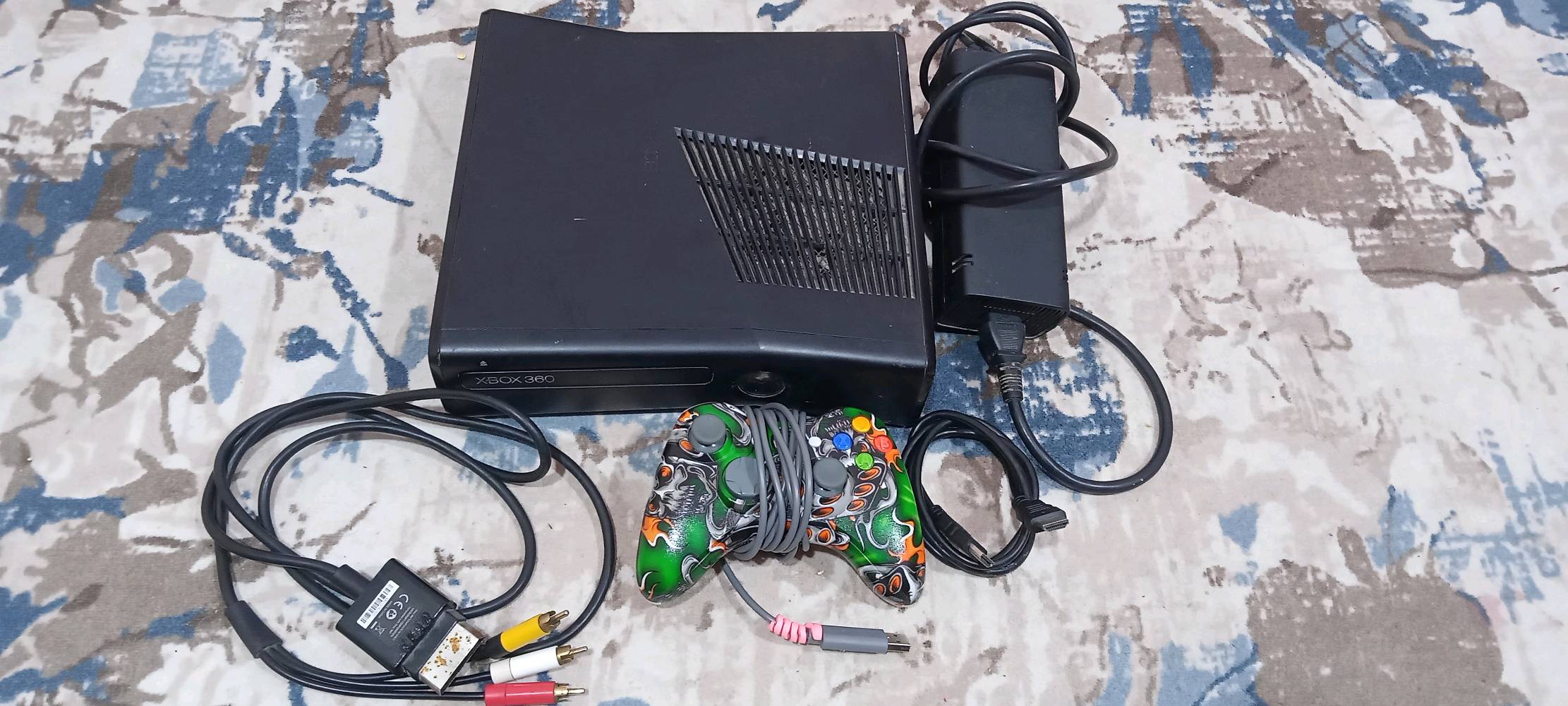 اكسبوكس 360 نظيف الجهاز كامل ما بي نقص وهارد 120 لعبات قوية وجوستك موشمه الجهاز ما بي شي حلو سعره 115 وبي مجال قليل للطيبين مكاني بصرة تنومه 