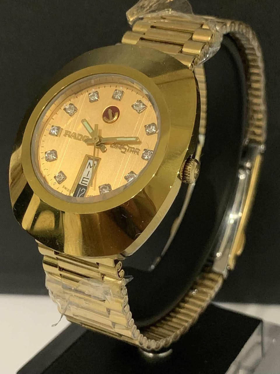 السلام عليكم......
ساعة RADOسويسري اصلي اتوماتيك 
نافذة للعرض التاريخ واليوم 
أميال فسفوري 
مكينة ٢٥ حجر 
القطر ٣٦ب٤٣
مقاوم للماء 
سير حديد ستانلس ستيل طلاء لون ذهبي معلم 
جديد غير مستعمل مع علبة اعتيادية وبطاقة الضمان الخاص بي 
السعر ٢٠٠$
يوجد توصيل ***********
