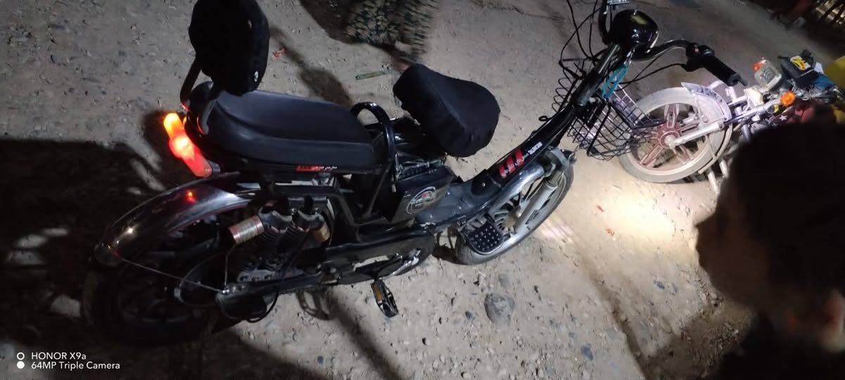 دوميز 
بسكلية ياباني اروبي 4 بطاريات كهرباا فول مواصفات كل شي في شرط مستعمل شهر واحد فقل لسا جديد لا بيع سعر 250 الف ومجال *********** يا تعا واتس يا ماسنجر
