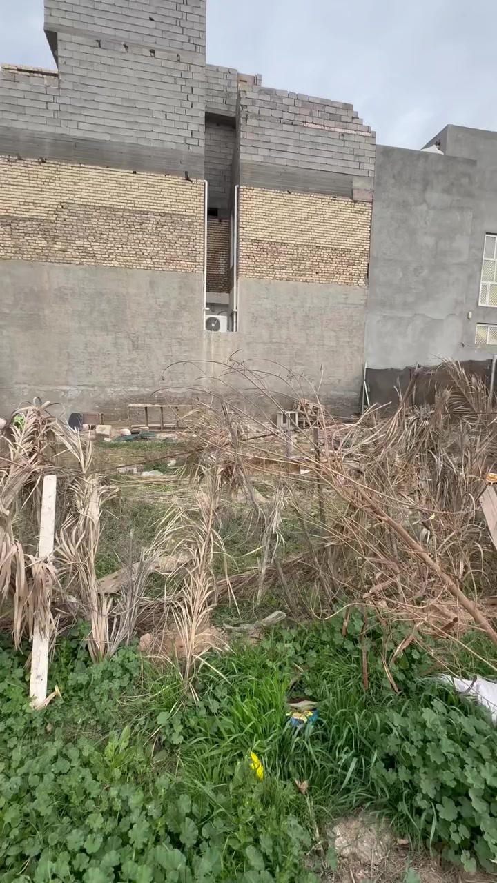 سلام عليكم قطعه ارض مساحه 200ركن الموقع حي. الجامعه  للبيع أو مراوس ب بيت طابو صرف. بسمي 
الاستفسار ***********
