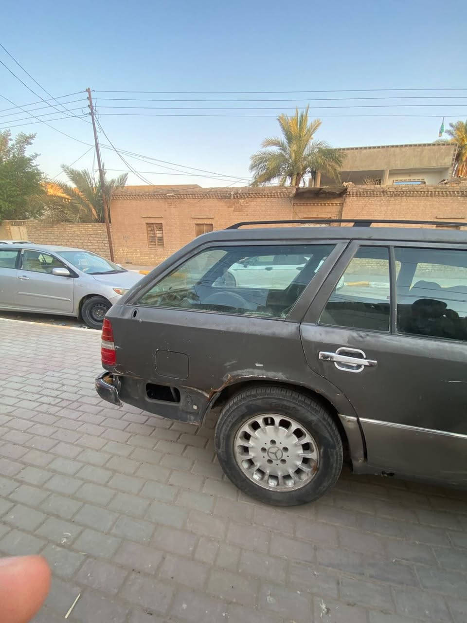 السياره مرسيدس موديل 1990 وتحتوي على 6 سلندر والمحرك نضيف ولا يوجد اي تبخير في السياره وسعر والاستفسار على الرقم الحالي.  ***********    واهلاً وسهلاً بكم
