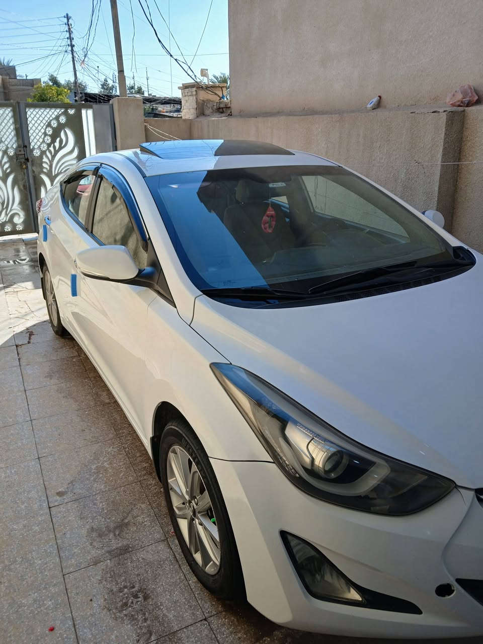 السلام عليكم النترا خليجي مكفوله من الصبغ عدا شبرين صبغ فقط  موديل 2014شكل 2016 فول مواصفات عدا البصمه ٣شاشات كامره خلفيه سويجات عدد2 فتحة سقف ٥ويل كب تبريد شغال كير محرك جديد سياره كل نقص مابيها تايرات امامي جديد مري شفط رقم بغداد تحويل مباشر سياره جديد السعر ١٢٥ اوبيها مجال ***********
