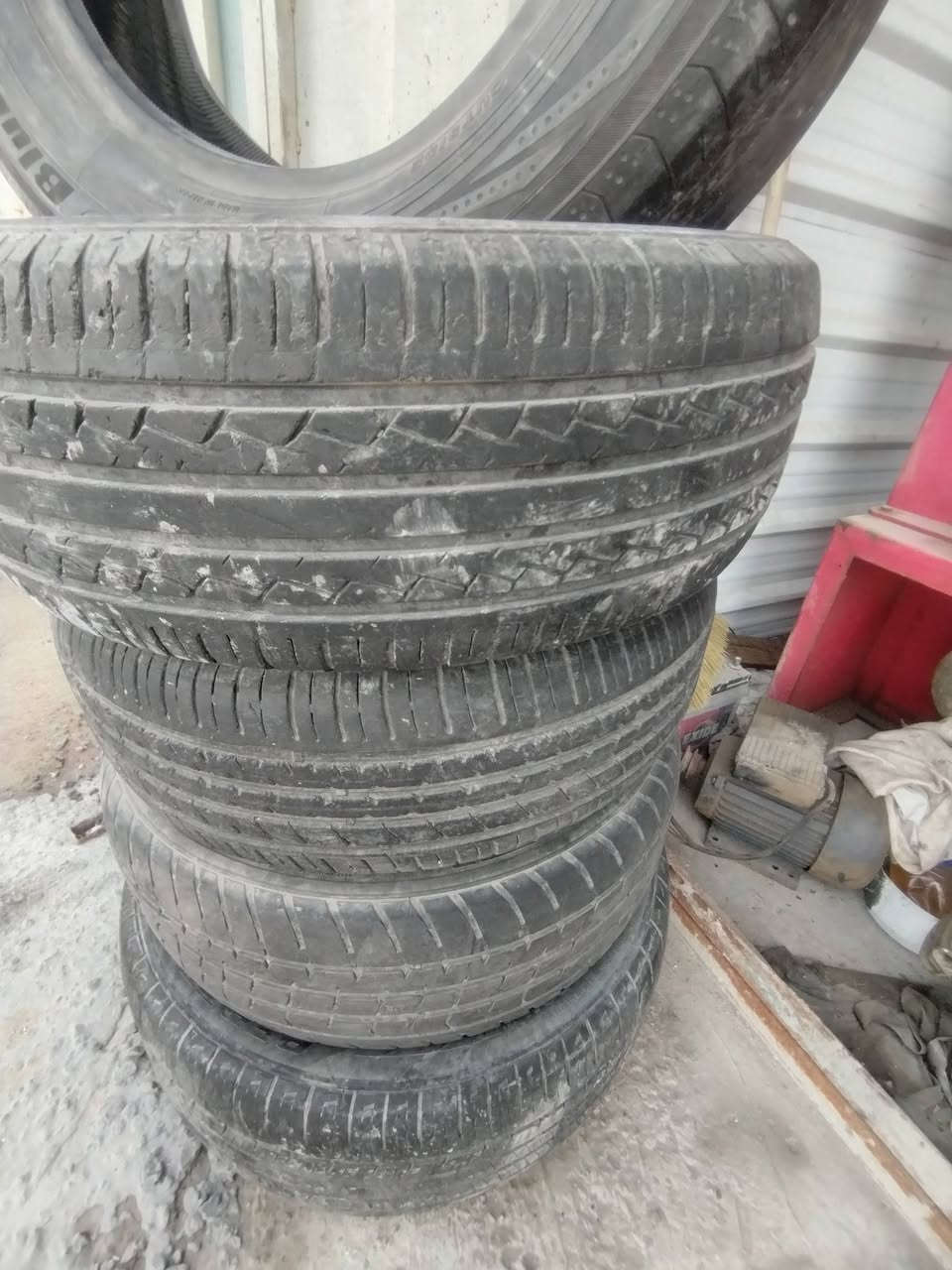 السلام عليكم تايرات فتح عدد ٥٠ زوج ابيع شلع سعر الزوج ٢٥ الف بغداد ***********
