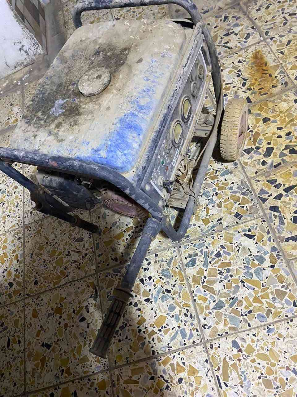 مولد ١٠ أمبيرات مابي شي بس بدل الحوض مال البانزين وشغل سعره ٢٥ الف مكاني حي المعلمين ***********
