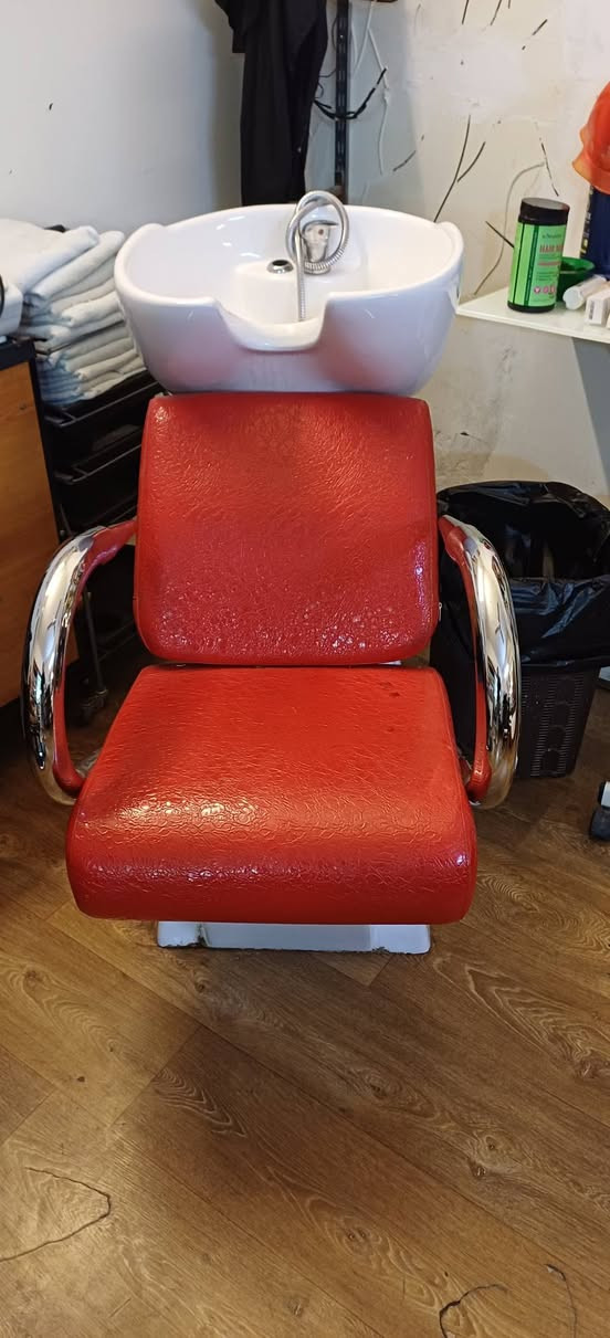 السلام عليكم غراض صالون للبيع الاستفسار الاتصال ***********
