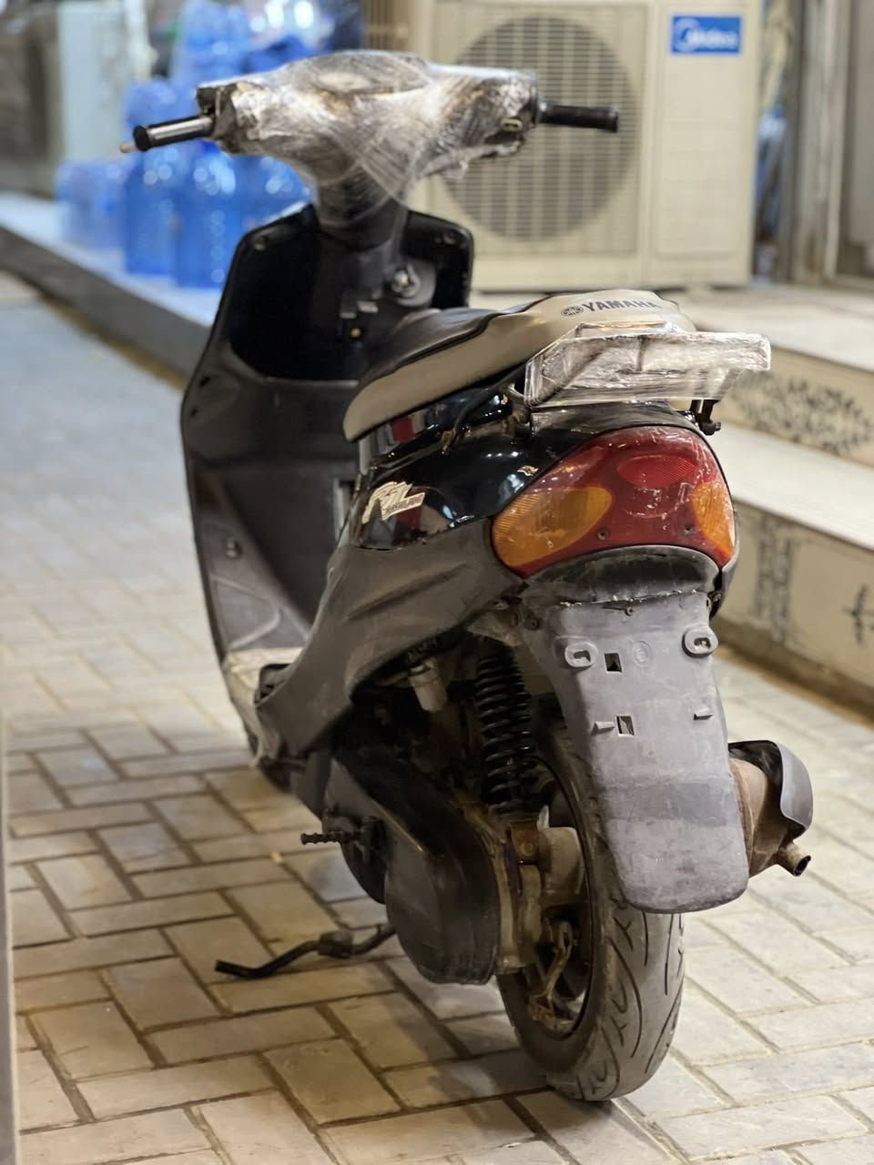 دراجة ياماها تسع زروف
‏
‏الدراجة نضيفة وجديدة بجيس، استخدام كلش قليل، مال وكيل وما صارلهة هواي طالعة.
‏المكينة ما مفتوحة، والكابريتة بلاد، كلشي بيهة بلاد وعلى هيئة الوكالة.
‏المكينة صوتهة كلش ناعم 
‏
‏الكهربائيات كلهة شغالة:
‏سلف – أشاير – لايتات
‏بريك ورة وبريك كدام كلهن شغالين تمام.
‏
‏
‏التايرات جدد.
‏الدراجة ما تحتاج شي وجاهزة.
‏
‏السعر 275 نهايتهة، ما بيهة أي مجال رجائن.
‏اقرة الوصف زين، إذا عجبتك الدراجة وعجبك السعر تتصل علي وكل الهلا بيك.
‏
‏ المكان: البصرة الجزائر
‏ ***********
