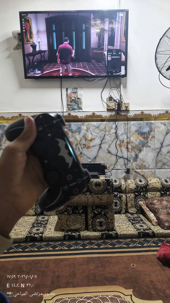 السلام عليكم بلاي 4 مهكر البلاي بقدامكم نظيف ما مفتوح بلاي بيه العاب اكثر من 10 لعباتن البلاي مهكر سليم بيدتين غراضه كامله شرط ما مفتوح ما مصلح يوميات وياي يجي السعر 285 وبمجال*********** هذا الرقم بوساب بيكم خير تدللون
