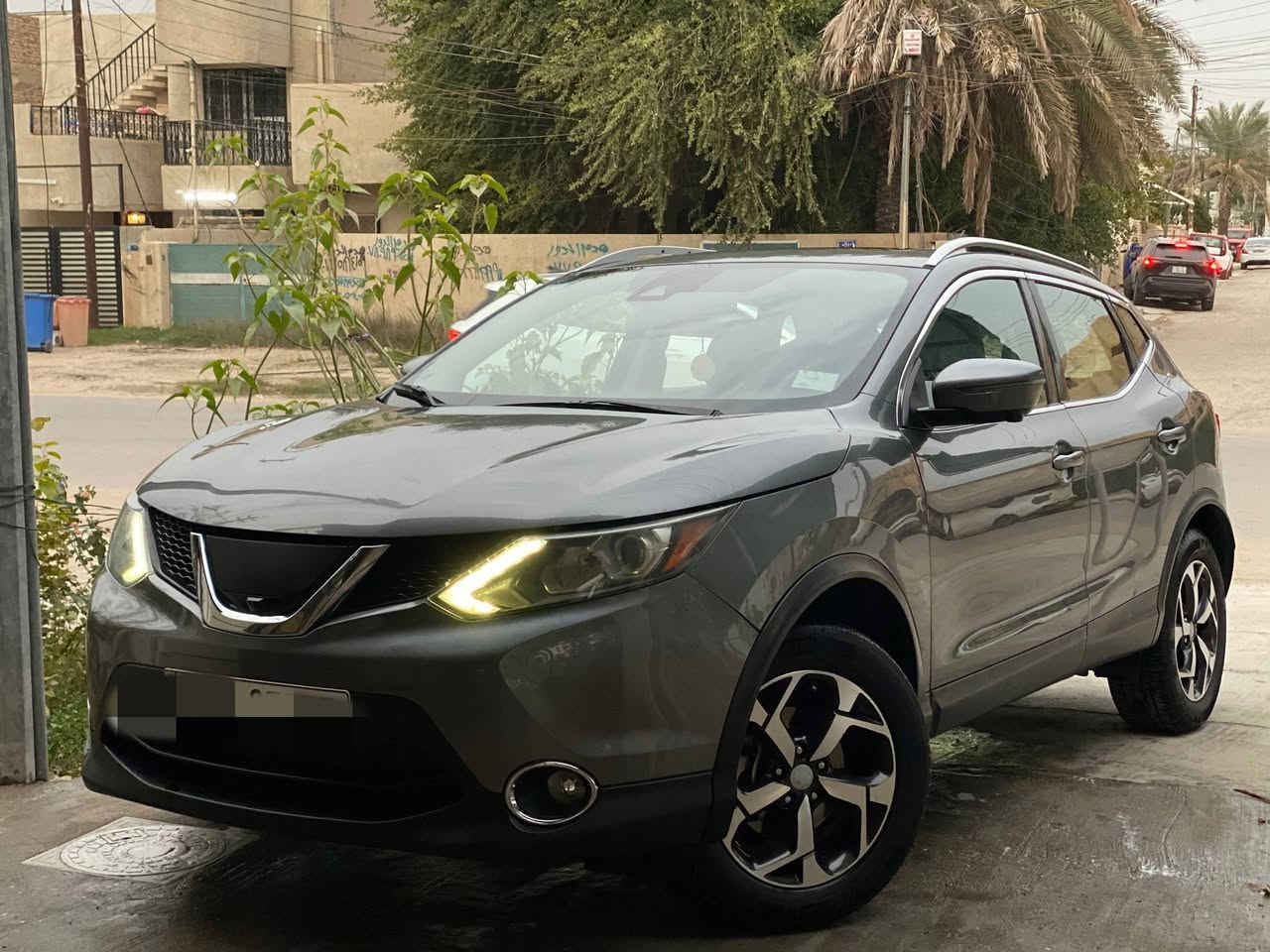 نيسان روج سبورت 2017 وارد امريكي (وجبة الزيرو)  بيها قطعتين صندوق + باب السياق صبغ امريكا بدون معجون وبيها قطعه جاملغ الامامي اليمين اثر طخه بالعراق
مواصفات SL فول للاخير
شاشه جبيرع +اربع كامرات (بلادي)
رادرات 360 + تحديد مسار ورادار تفاعلي 
بصمه تشغيل+ بصمة ابواب + تشغيل عن بعد
فتحة سقف (سلايد)
تدفئة كشنات + تدفئة مقود
فورويل + مود درايف
لد امامي + عدسات زنون + بروجكتر
شاير بالمري
فول تحكم ستيرن
بلوتوث + AUX+ USB
كشنات جلد + مخمل+ كشن السائق كهرباء 
تبريد بيانو + قطعتين امامي خلفي + مناخ منفصل
ويل كب حجم 17
رقم بغداد الجديد بسمي
السياره ماشيه 53 الف ميل  
سعر السياره 145 وبيها مجال
مكان السياره بغداد حي الحامعه
رقم صاحب السياره (((((((((((  ***********  ))))))))) بي واتساب
