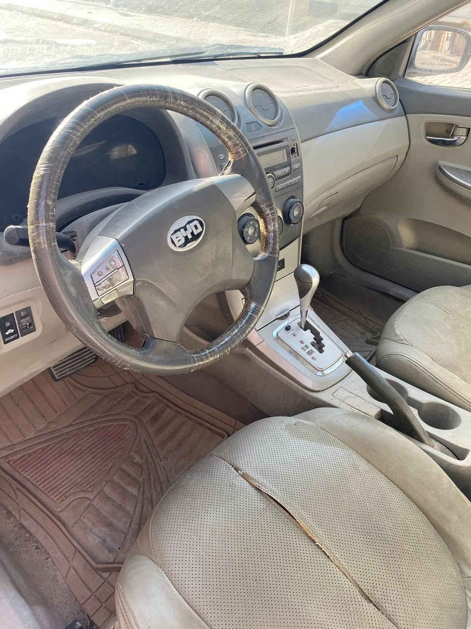 بي واي دي 2013
السياره مكفوله بدون صبغ 
وبدون ضرار محرك كورلا
السياره مطلوبه للمصرف 
الاستفسار عن راقم اني مكلف بالنشر 
***********
