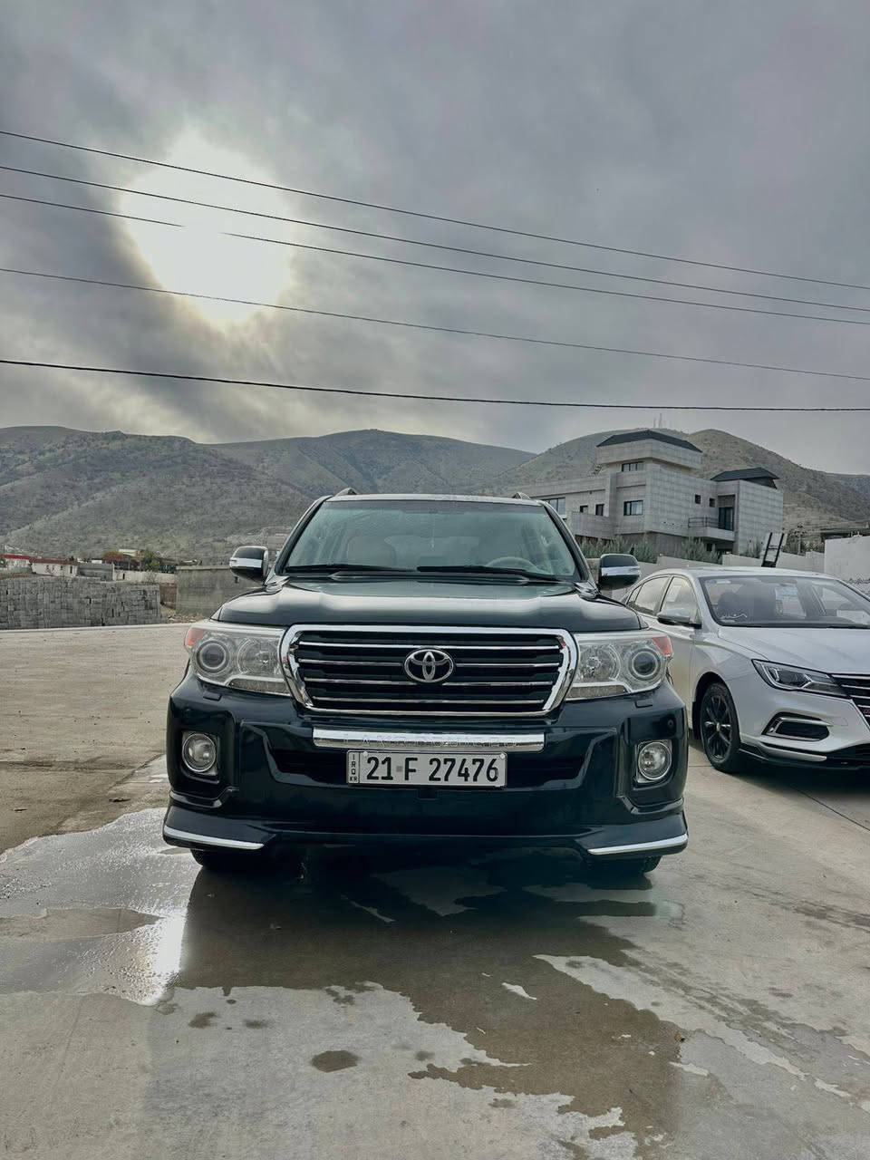 تویتا لاندکروزر 2012
بێ بویاخ
gxr فول 
گێڕو مە کینە بە شە رت نە کراوە تە
سە نە وی تازە یە بە ناوی خۆمەوە یە
142هە زار ڕۆشتە هە مو گیانی لە سە ر شە ریکە یە
شوین سلیمانی
***********
