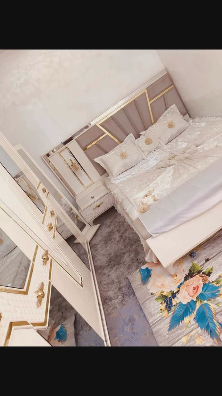 دار للبيع حي رحمة شارع مقرنص شارع كيات 100مربع طابقين ركن عالي عن شارع يحتوي عل 3 غرف نوم 2 صالات استقبال مجموعة من صحيات فوك جوة سعر 50بي مجال قليل  استفسار اكثر***********
