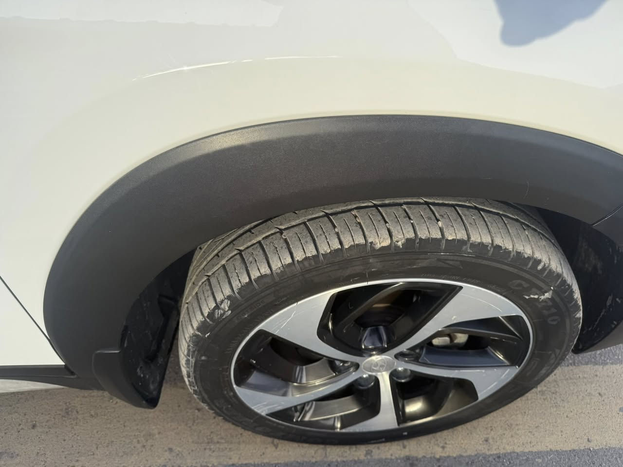 السلام عليكم توسان. موديل 2017  خليجي فوال واحد على واحد موصفات برانيه  داخل جلد مرواني زراكات على المصدات بصمه شكن كهرباء  وحار وبارد سايد بريك بصمه   وفور ويل جنطه كهرباء محرك 2000دوش سيار مكفوله تخم تاير صدر جديد  ***********
