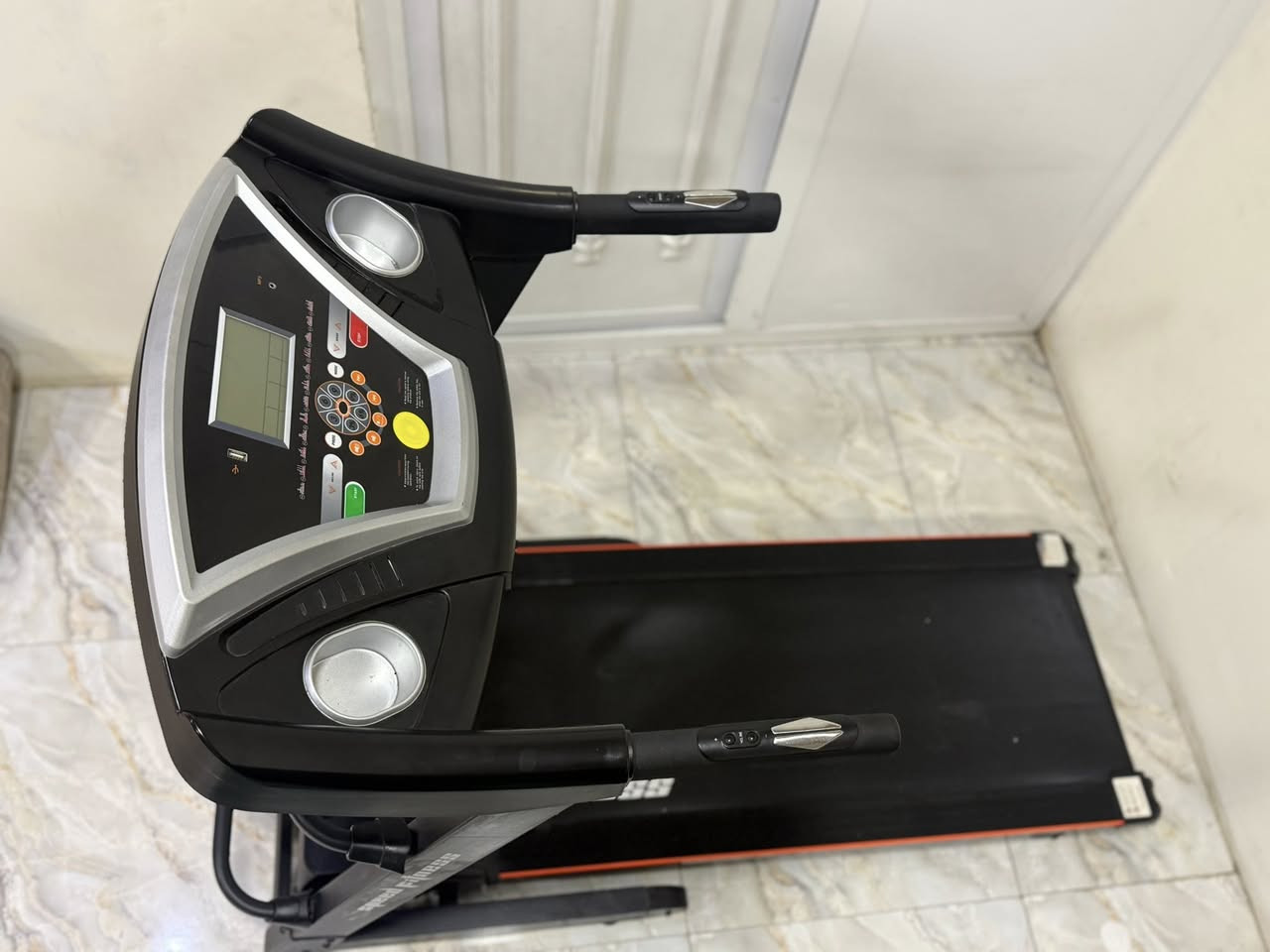 جهاز جري كهربائي للبيع 🏃‍♂️
🔹 نظيف جدا جدا استعمال شهر ويشتغل 100%
🔹 شاشة رقمية (سرعة – وقت – مسافة)
🔹 تحكم بالسرعة + انحدار(جبلي)
🔹 مداخل USB / MP3
🔹 مناسب للبيت

***********
