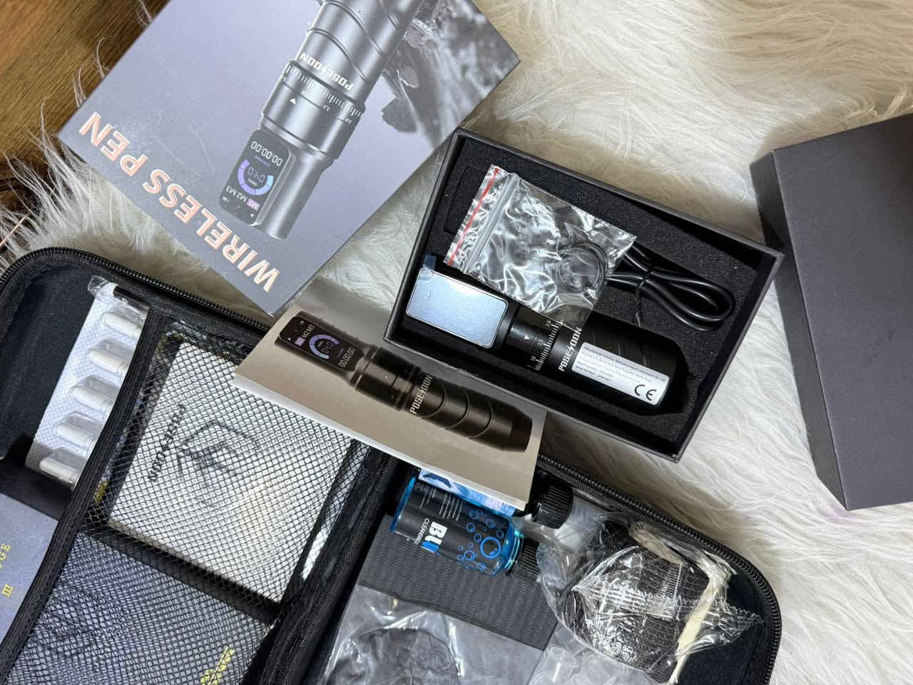 جهاز وشم ماركة Poseidon
محتويات الطقم الظاهرة في الصورة:

قلم الوشم الدوار (Rotary Tattoo Pen): جهاز لاسلكي مصنوع من سبائك الألومنيوم، يتميز بمحرك مخصص ونظام تروس متطور لضمان تشغيل هادئ وموثوق.

أحبار الوشم (Tattoo Inks): تظهر زجاجات حبر، منها اللون الأسود (Tattoo Ink Black) ومحلول ملطف (Soothing Solution).

إبر الخراطيش (Cartridge Needles): مجموعة من الإبر المتوافقة مع القلم.

بطارية ومزود طاقة: بطارية لاسلكية قابلة لإعادة الشحن (عادةً بسعة 1500 مللي أمبير) مع كابل USB.

ملحقات إضافية: حقيبة حمل، وقفازات، وأغطية قبضة ذاتية الالتصاق، وجلد للممارسة.

المميزات التقنية:

جهد التشغيل: يتراوح غالباً بين 6 فولت و 11 فولت.

التصميم: خفيف الوزن ومريح لتقليل إجهاد اليد أثناء الجلسات الطويلة.

الاستخدام: مناسب للمكياج الدائم والوشم الفني.


**إذا كنت صاحب هذا الإعلان وتريد حذفه لأي سبب، رجاءا أرسل رسالة إلى الدعم الفني**