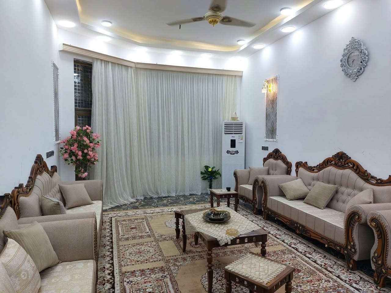 السلام عليكم بيت للبيع مساحه 250م العنوان كربلاء خلف السايلو خلف نهر الهنيديه قرب مجمع جنة السلام قرب الحولي ال100 البيت طابقين يحتوي على  4 غرف واستقبال ومطبخ وصاله وطارمه وحديقه خدمات كامله طابو زراعي سند 25 اقرار محكمة اي استفسار 
***********
***********
