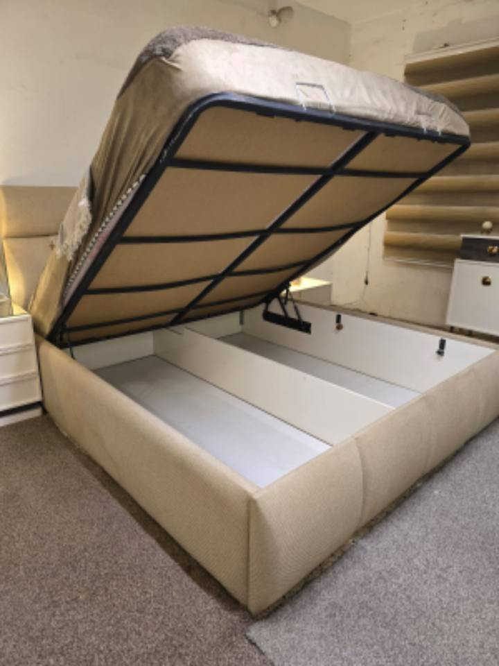 غرفة نوم تركية درجة اولى + ملحق اضافي مع الكنتور مستعملة من الشركة العالمية للاثاث
الخشب نوعيته قوي وثقيل مو مثل الغرف السوگيات
 7 ابواب نظام انارة داخلية بميز المرايا 
وتحتوي على مخزن هايدروليك داخل السرير
قفل حديد نظام برغي وچوي يعني متتأثر بالفتح والشد
 //تنفع للعرسان //
عنواني بغداد المشتل
للتواصل خاص


**إذا كنت صاحب هذا الإعلان وتريد حذفه لأي سبب، رجاءا أرسل رسالة إلى الدعم الفني**