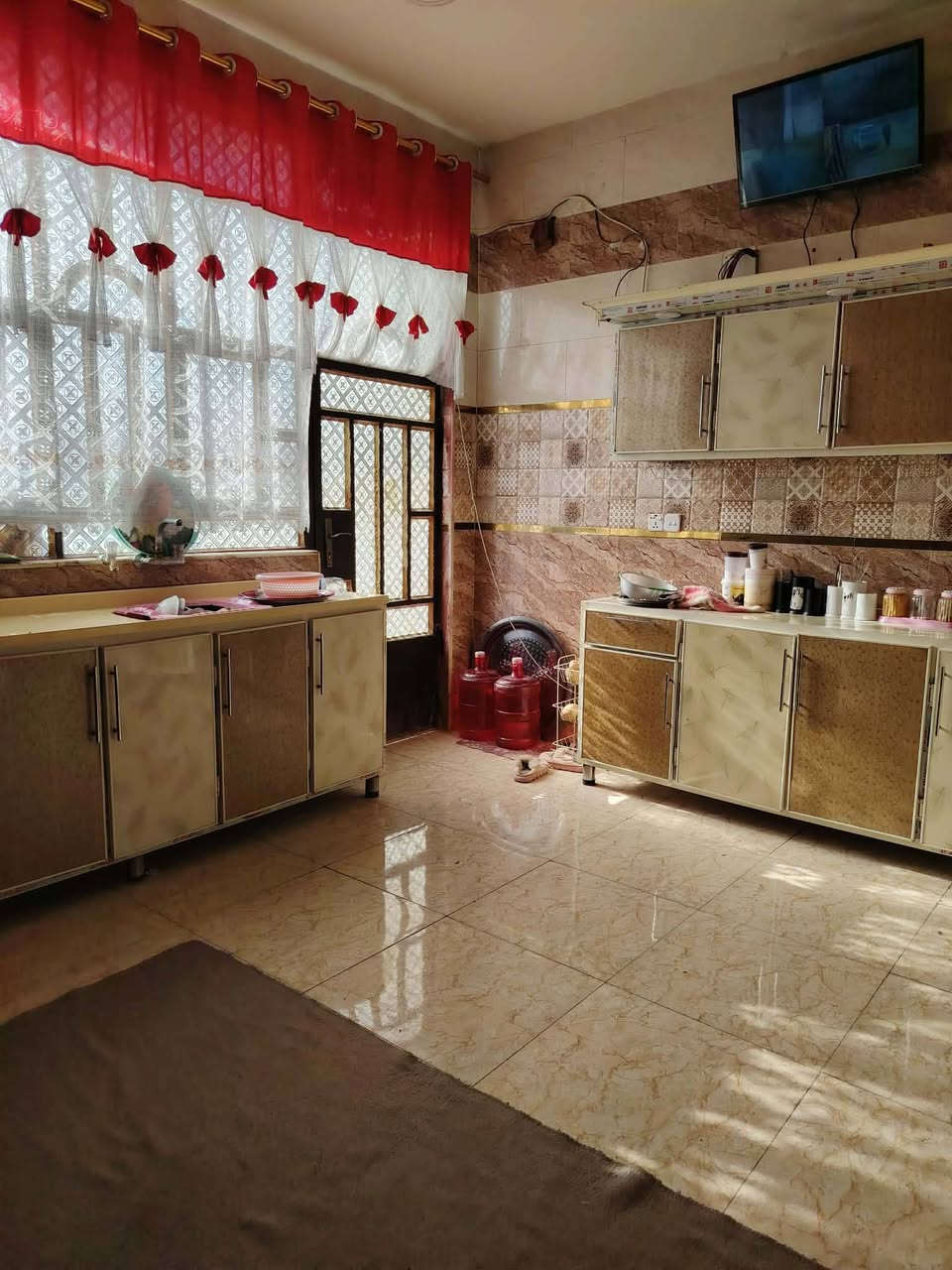 للبيع بيت بحواس مساحه 200متر طابقين 4غرف نوم صاله استقبال وصحيات للاستفسار ***********
***********

