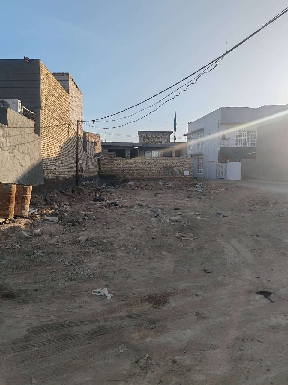 السلام عليكم من بعد اذن صاحب البيج المحترم قطعه ٤٠٠ متر طريق السنيه السياحي قريبه جدا عن الشارع العام فرع صيدليه رامي نزله ٥٠ متر وشارعه تبليط ركن القطعه كلش حلو مكانه وجيران ذهب سعره ٤٥ مليون قفل رقم صاحب ***********
