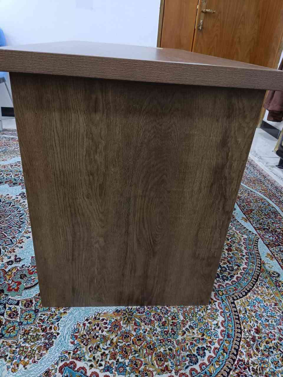 ميز مكتب مستعمل
نضيف جدا جدا استعمال دراسة فقط لمدة شهرين 
المكان الناصرية داخل المدينة 
توصيل ما عندي 
الرقم للأتصال او  واتساب فقط 
***********
