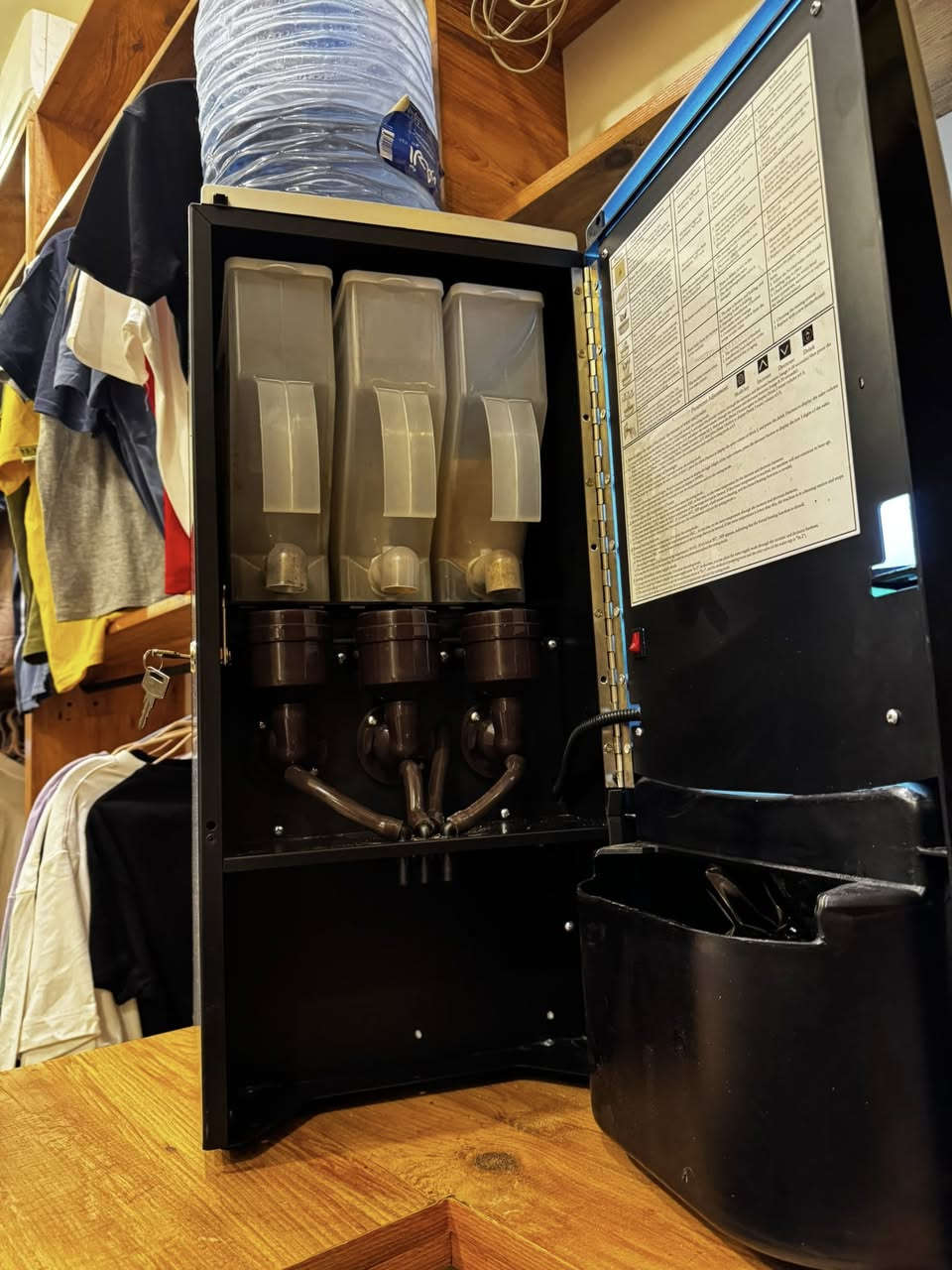 سلام عليكم مكينة قهوة 3x1 قهوة و شوكولاته كابتشينو و ماء حار قابلة للتغير بيهة ضمان على اي عطل في المكينة 
المكينة نضيفة استعمال قليل موجودة الشركة في بغداد حي الإعلام أو في البصرة و في ذي قار
السعر 650الف و بيها مجال 
الرقم ***********
