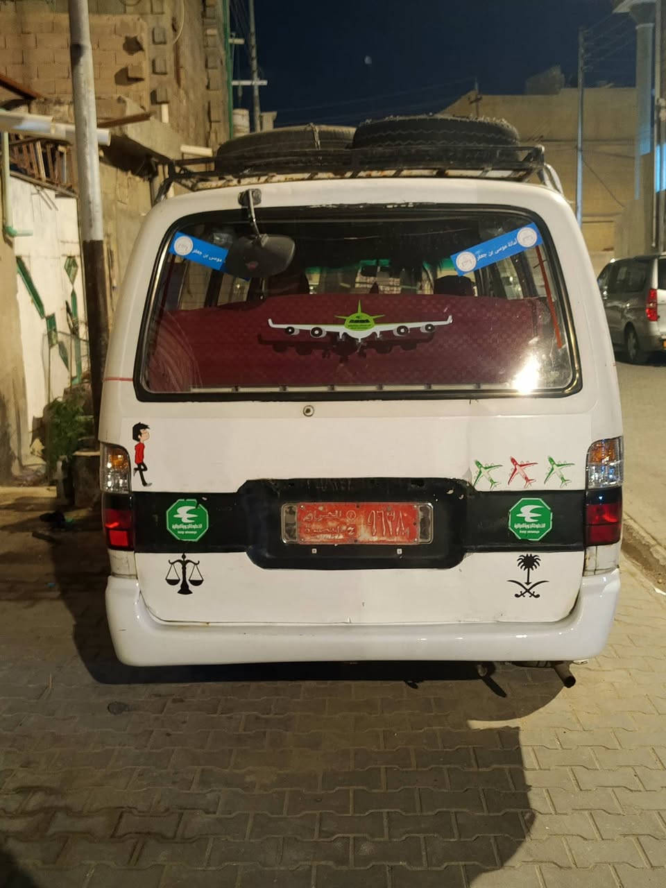 سلام عليكم اخوان جنبي للبيع رغم احمر بسم شخص اشتريناها من عنده يحولك  
مواصفات سياره كير عادي 
تخم تايرات جدد وداخلها نضيفه  سنويه اصليه عاج بسم واحد من البصره اوديك علي مباشرا 
سبير إضافي وياها 
بس بابها السحب يحتاجله قفل علمود من ينسد يقفل ب مختصر تعدل  شوي بيها  تجي تشوفها شوف العين 
السعر 30ورقه وبيها مجال بسيط 
العنوان : البصره شارع كازينو لبنان خلف مدرسة الفراهيدي قرب اسواق توته ...  
متواجد واتساب او اتصال اسيا 
هذا رقمي ***********
والشراي بخدمته تحياتي لجميع...
