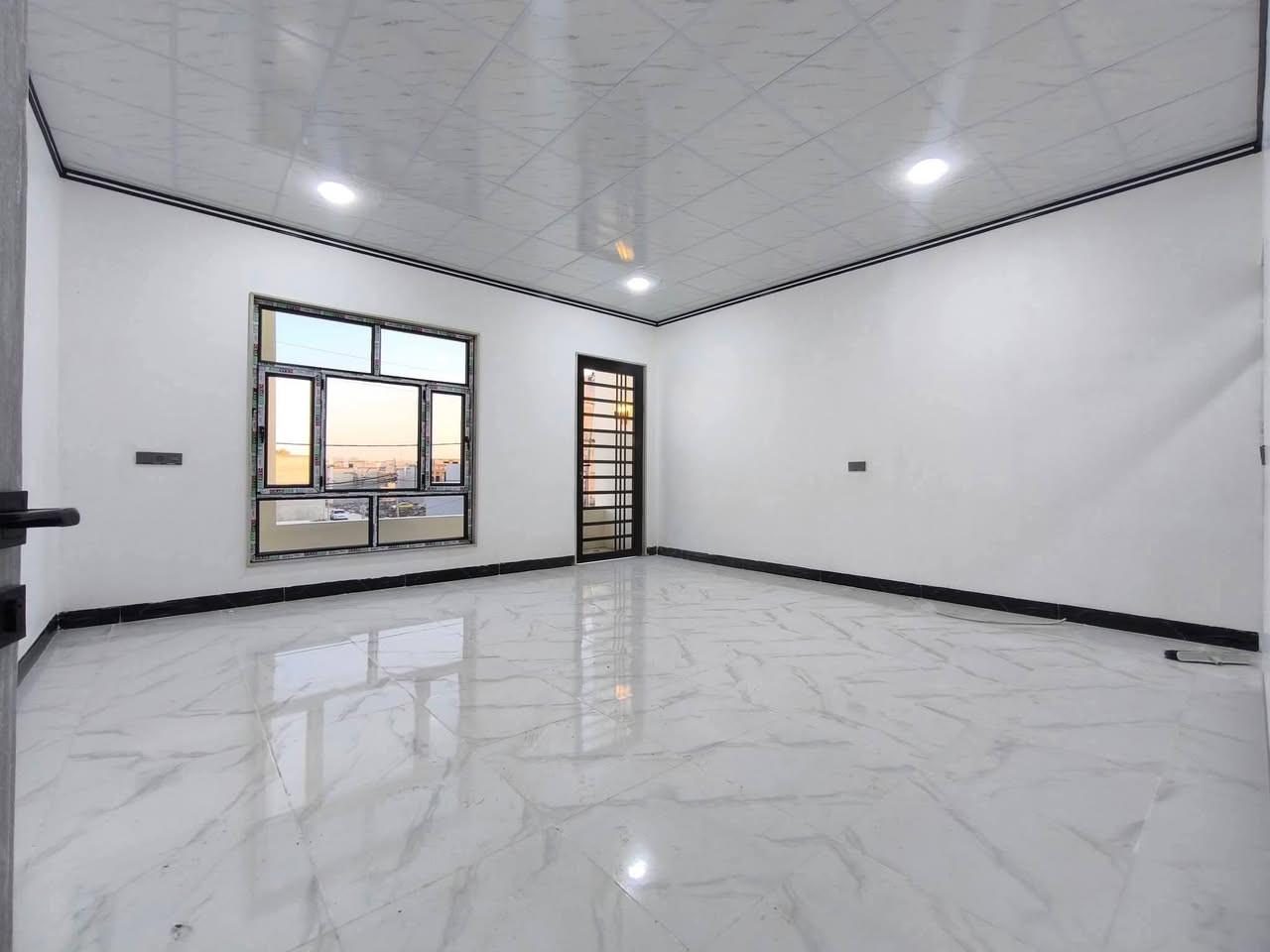 � دار للبيع ! 🏡
📍 الموقع: الموصل – [ حي الملايين الثانية - خلف افران تبارك قريب  من الشارع  ]

📐 المساحة: [ 120.متر واجهة 6.متر ]
🛏️ عدد الغرف: [ 4 غرف نوم سويت ]
🛁 عدد الحمامات: [ 1 حمام ]
🍽️ مطبخ + صالة + كراج + سطح 

✨ المميزات:
✅ موقع مرتب   مع كامل خدمات الخدمات
✅ بناء مرتب وتشطيب راقي
✅ مدخل مستقل
✅ سند زراعي نموذج 25

💸 السعر: [ 92 بي مجال ]

📞 للاستفسار والمعاينة اتصلوا بنا على الأرقام التالية:
***********  اتصال واتساب 
                                    ابو سند 
*********** واتساب
