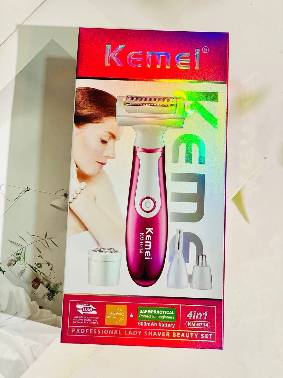 🌸 صالونكِ المتكامل في بيتكِ مع كيمي (Kemei KM-6714)! 🌸
لكل بنت بتدور على النعومة، السرعة، والراحة.. اختصرنا لكِ كل أدوات العناية بجهاز واحد ذكي وعملي جداً! ✨
 الأنيقة باللون الوردي الجذاب، والتي تأتي بوظائف متعددة (4 في 1)  لكل احتياجاتكِ اليومية بكل سهولة وأمان بدون أي ألم.

 1.رأس حلاقة وتحديد الحواجب: يأتي مع مشط لتشذيب وتنسيق الحواجب بدقة عالية للحصول على رسمة مثالية.
 2.رأس مخصص للأماكن الدقيقة: لتنظيف وإزالة الشعر الزائد من الأنف والأذن بكل أمان وسلاسة.
 3.رأس الحلاقة الدائري الصغير: مثالي لشعر الوجه والمناطق الحساسة، يمنحكِ ملمساً ناعماً كالحرير دون تسبب في أي تهيج للبشرة.
 4.كابل شحن USB: لشحن سريع وعملي في أي مكان (يمكنكِ شحنها من اللابتوب، الباور بانك، أو شاحن الهاتف).
 فرشاة تنظيف صغيرة: للحفاظ على نظافة الرؤوس والجهاز بعد كل استخدام لضمان النظافة الشخصية.


**إذا كنت صاحب هذا الإعلان وتريد حذفه لأي سبب، رجاءا أرسل رسالة إلى الدعم الفني**