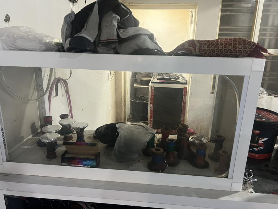 أغراض للبيع للاستفسار اتصال ***********
غراض جدد تصفيه محل موسم مشتغلات فقط واحد 

1-نراكيل مطبعه جاهزه هواي اطعام خشب واحده 20 ألف كامله
نركيله الماني كبيره اربع قامچيات 70 ألف 
نركيله الماني وسط 40 ألف
2-ميز ابو جام متر طول ارتفاع 50 سم سعر 40 ألف 
3-يوبي أس 20 ألف ابو 850
4-بلي فور سلم مهكر جاهز مع ثنين يدات 275 ألف مع يوبي اس 300 ألف 
5-مراوحً جداريه 20 ألف وحده 
6-شاشات حجم 65 فول نت ماوس سعر 475 
شاشه الجي داخله تصليح حجم 43 سعر 120 
شاشه فول نت حجم 43 175 
7-سنكي متر واحد سعر 110
8-تخم زيتوني 13 نفر سعر 225 
9-تخم حديد تفصال متر ونص طول 12 قطعه كلهن 1250 بيهن مجال 
10-ميز مترتين اسود 150 
ميز متر 100 اسود 
11- سبلت سامو ثنين طن 500 
مبرده بلاتينيوم كبيره 3 سرعات بيها صوت من تفتر 500
