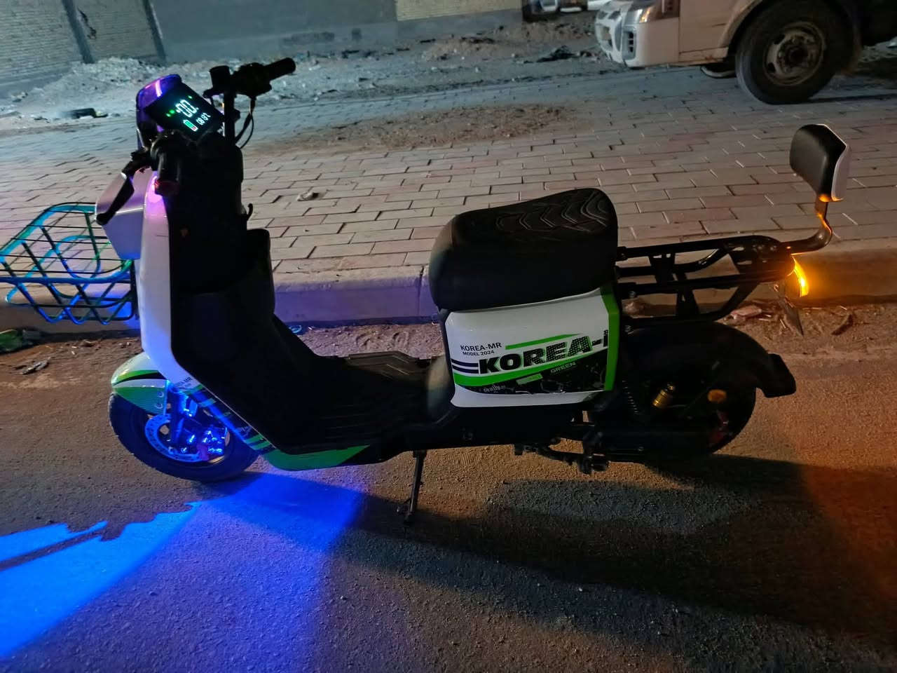 السلام عليكم باسكل شحن R7 للبيع جديد صارله فتره من طالع من المعرض موديل 2025 من شركه كوريا ام ار MR بيه نظام البارك P الامان وبي نظام R الرجوع للخلف وبيه انذار سرقه وبيه مسجل ام بي ثري
وبيه هواي شغلات مثل الدبل الامامي دهن والدبل الخلفي غاز وكهربائياته كلها شغاله وبالنسبه للكشن الوره رجعت شديته اليوم 
السعر 525 وبي مجال حك الجيه مكاني كربلاء 
للاستفسار على الرقم ***********
او خاص موجود
