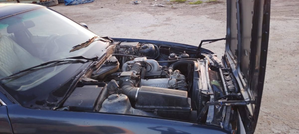 السلام عليكم BMW البيع مديل 92 مكينه مفتوح سياره مصبوغه عام فتحه سعر 55 بيه مجال مكينه مكفوله كير مكفول مكان ديالئ رقم *********** متوفر واتساب
