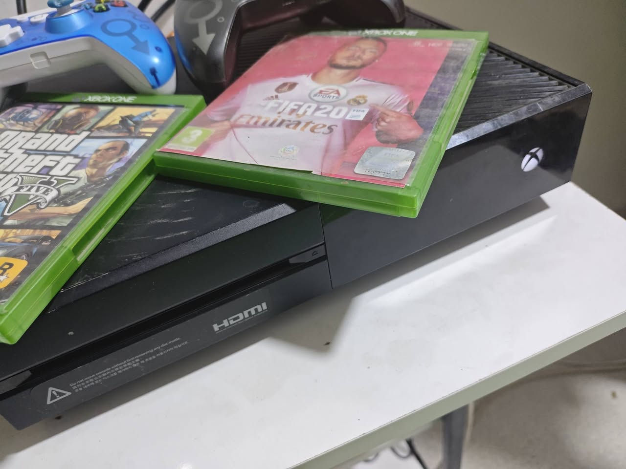 اكس بوكس ون للبيع ويا فيفا و جيتي اقراص و حساب بي ريديت وحساب كيم باس تقريب شهر او اقل شوي ويا يدتين تاخذه كامل تجي وتلعب ما تصرف عليه رايده ب 150 اني بل بصره راسلوني على هذا رقم واتساب فقط ***********
