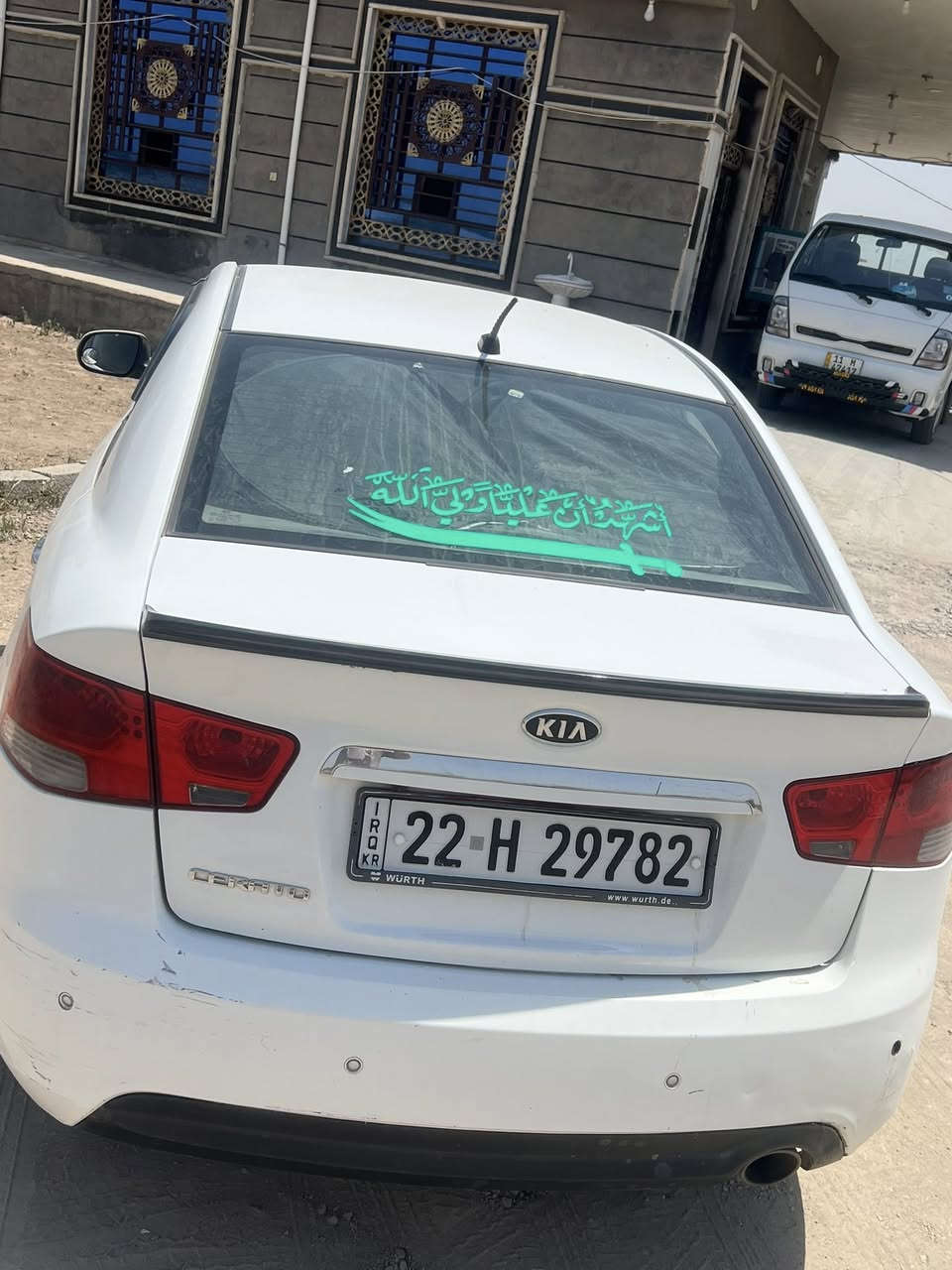 السلام عليكم سيراتو ٢٠١٣  بأسمي مكاني بغداد فول عدا البصمه والفتحه جاهزه ما ناقصها برغي كير مكينه تبريد تخم تاير صدر. خليجيه ١٦٠٠ دوش حتى دهن مبدللها السياره مكفوله بيها فقط شويه طخه بين البابين وشويه بالجاملغ. 
السعر ١٠٠ وترهم مراوس
***********
