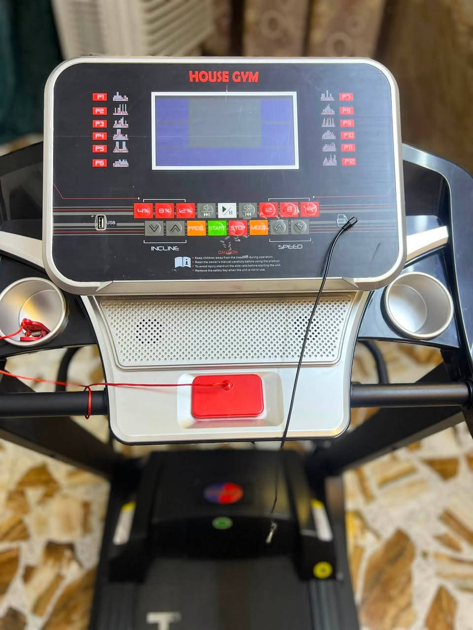 للبيع جهاز جري كهربائي HOUSE GYM F45 بحالة ممتازة

جهاز جري منزلي عملي يحتوى على وضع جبلي،مناسب للمشي والجري وتمارين اللياقة، يعمل بكفاءة عالية.
المواصفات:

-محرك كهربائي قوي.

-سرعة قابلة للتعديل من 1 إلى 16 كم/ساعة.

-ميل كهربائي قابل للتعديل حتى 15%.

-12 برنامج تمرين مدمج (P1–P12).

-شاشة LCD تعرض: السرعة، الوقت، المسافة، السعرات الحرارية، والنبض.

-أزرار تحكم سريعة بالسرعة والميل.

-منفذ USB وMP3 مع سماعات.

-نظام امتصاص صدمات لتقليل الضغط على المفاصل.

-قابل للطي لتوفير المساحة.

-عجلات لسهولة النقل.

-يتحمل وزن مستخدم حتى 160 كغ.
الجهاز بحالة جيدة جدًا ويعمل بكفاءة.

مناسب لـ:

-المشي اليومي.

-الجري.

-إنقاص الوزن.

-تحسين اللياقة البدنية.

-الاستخدام المنزلي.

للاستفسار أو المعاينة يرجى التواصل ☎️*********** بغداد الدوره
