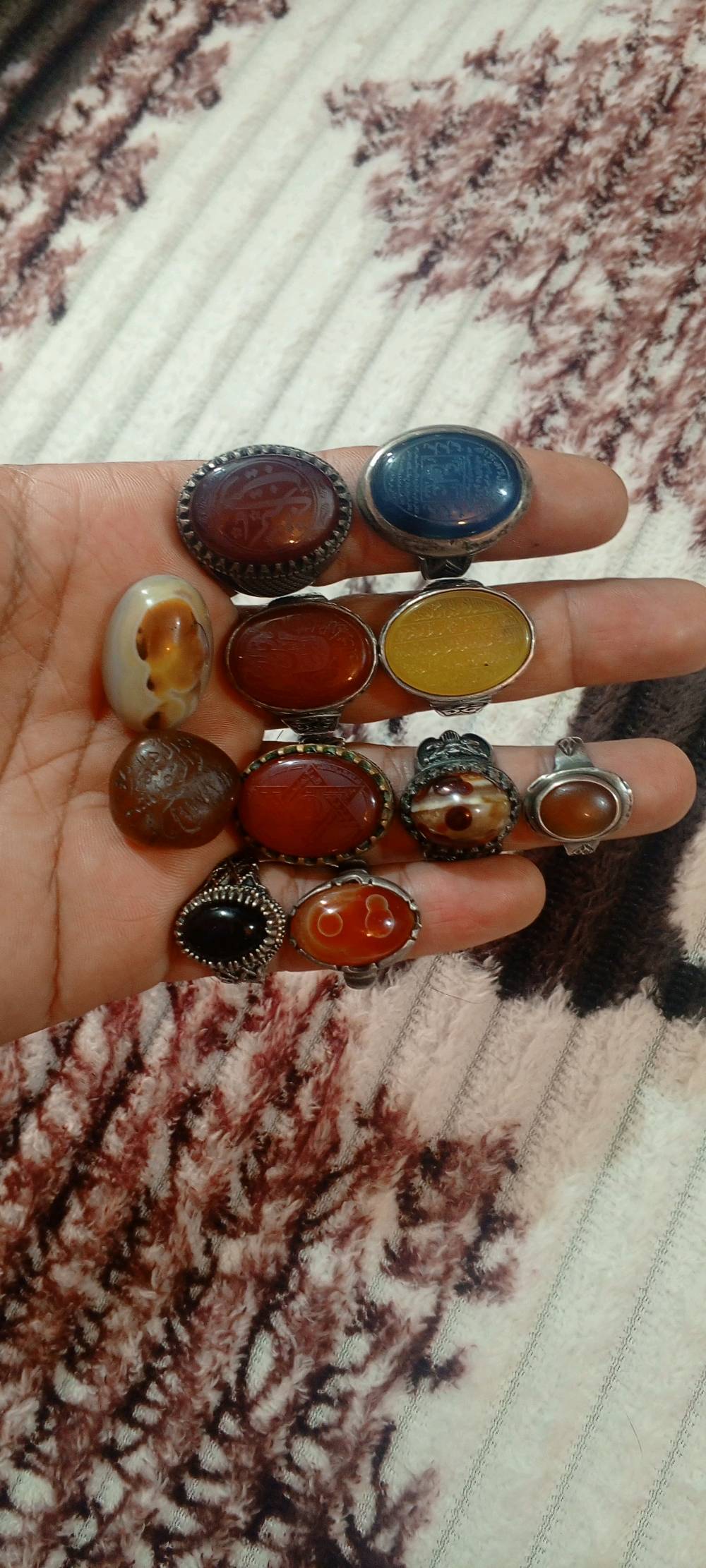 البيع خواتم قديمه فضه عيار 925 حجز اصلي فعال سعرالف25 قفل وذا شلع تريد علا الف 20مناسب فقط شراي يتصل علا رقم*********** او يجي  خاص من رخصه الادمن المحترم وافق ربي يرزقك انشالله باب رزقي اذ مكان بغداد توصيل ماعندي بيع مفرد وشلع