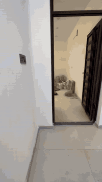 السلام عليكم عندي مشتمل طابق اول مساحة 100متر بناء 2025 زيرو يحتوي على صالة مساحتها 3.5*4.5 ومطبخ  مساحتة 3*4وغرفة نوم مساحتة 4*5 وحمام وبالكون مدخل مستقل العنوان الدورة شارع مول الحياة قرب تقاطع المصافي ***********
