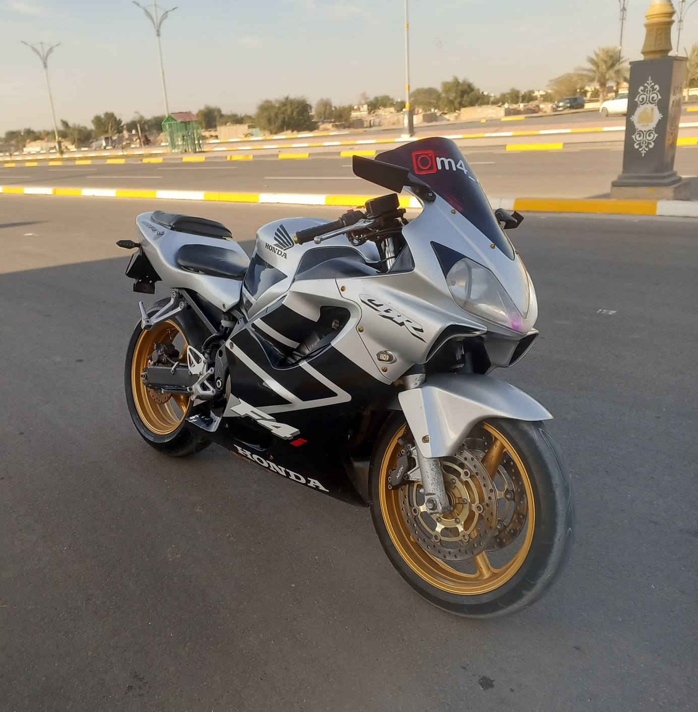 السلام عليكم.
افوراي للبيع رقم مثنى  الدراجه سبانه ما ممدود على مكينتها
ونوزل مو كابريتر ومعروف النوزل بنشاطه 
مابيها اي نقص وعليها ادامه دهن وفلتر ومي وباتري صالنصتها موجوده كاتم ودبل مرايات وياها 
مكاني كربلاء 
 السعر 38 
***********
