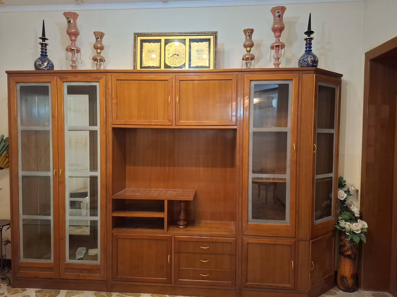 سلام وعليكم لبيع معرض مال ستقبال جديد شغل درج اولى +معرض صغير  زاويه جديد مكانه كريلاء سعر الكبير مليون دينار وصغير 500 الف ***********
