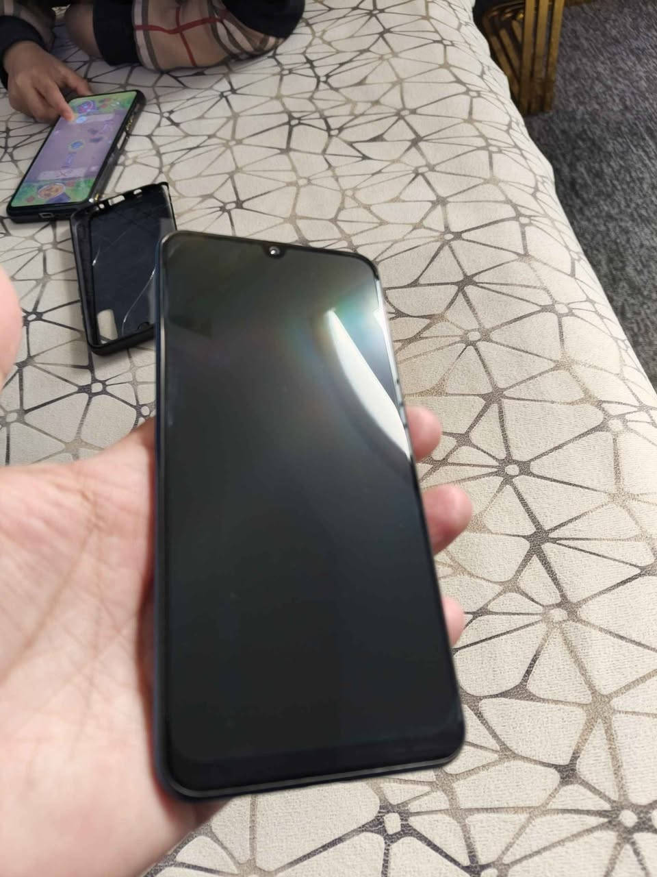 السلام عليكم a50   . j5prime
الاجهزة نظيفة  لا مصلح ولا مبدل شي لا شخط ولا كسر 
شعر الإثنين ٩٠ وبي مجال بسيط حك الجية
مكاني حي الوحدة قرب مجسر الميثاق 
تواصل خاص أو على الرقم *********** موصل, نينوى
