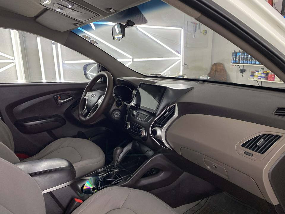 هیۆندای تۆکسۆن ٢٠١٠ فول مواسەفات تەنها سلایت  نیە رەنگی سپی بێ بۆیاخ بێ سارد تەنها سێ پەنجەی کارتە چاڵ و چۆڵی نیە بەشەرتی گێر و مەکینە مەکینەی نەکراوەتەوە تەنها ١٦٥هەزار رۆشتوە تەقە و رەقە بەشەرت سەنەوی تازەیە چوار تایەی لەژێردایە  سەیارەکە ماڵی دۆستە نرخی ١٤٠ گەڵاو کەمێک مەجال ژمارە مۆبایل 
***********
*********** بشدار, السليمانية
