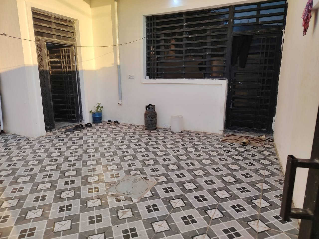 يالله سلام عليكم دار للبيع بغداد المدائن منطقه بانوراما قرب المدارس مساحه ٢٠٠ متر بناء حديث يتكون الدار من غرفتين نوم وصاله واستقبال ومطبخ وكراج سيارة صحيات داخلية زراعي خدمات كامله السعر ٩٠ وبي مجال للاستفسار الاتصال على الارقام *********** أو *********** وات ساب
