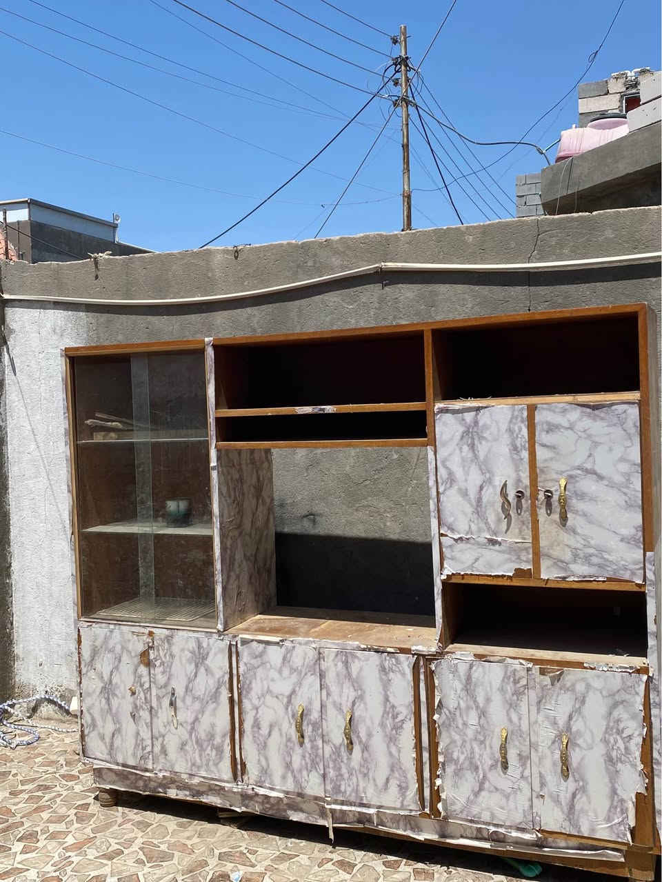 بوفيه خشب قوي بيها ٨ رفوف وجام خانه السعر 75 الف وبيها مجال مكاني ابي الخصيب حمدان للتواصل *********** البصرة, العراق
