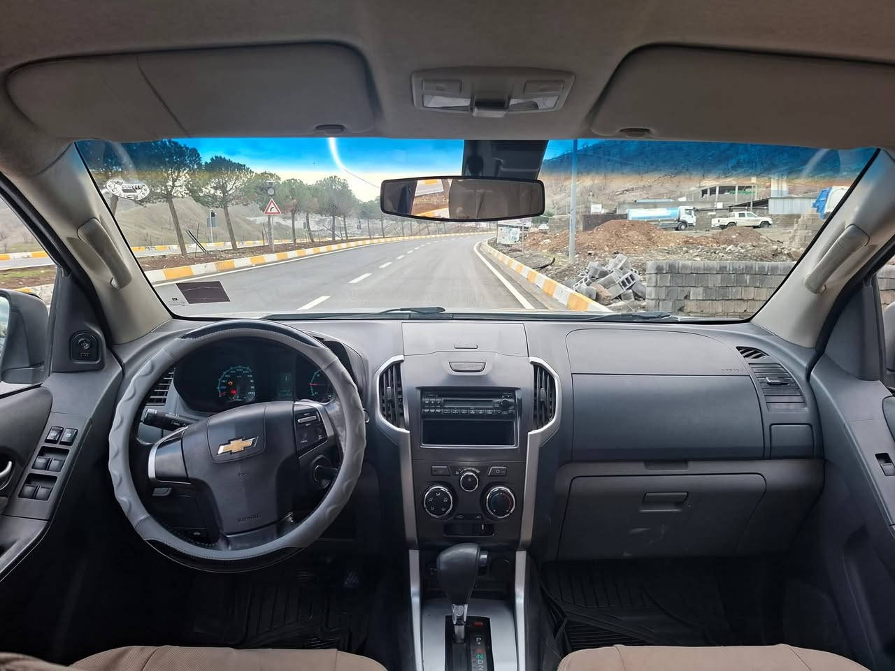 شۆڤلێت کۆڵۆرادۆ مۆدیڵ 2013 بەناوکردن بەشەرت مەکینەو گێڕ بەشەرت کراوەتە بەتە شەش سلندەر بەشەرت دووپارچەی هەیە وگێڕ ئوتۆماتیک ژ.م [ ***********:] بۆپەیوەندی کردن(***********
