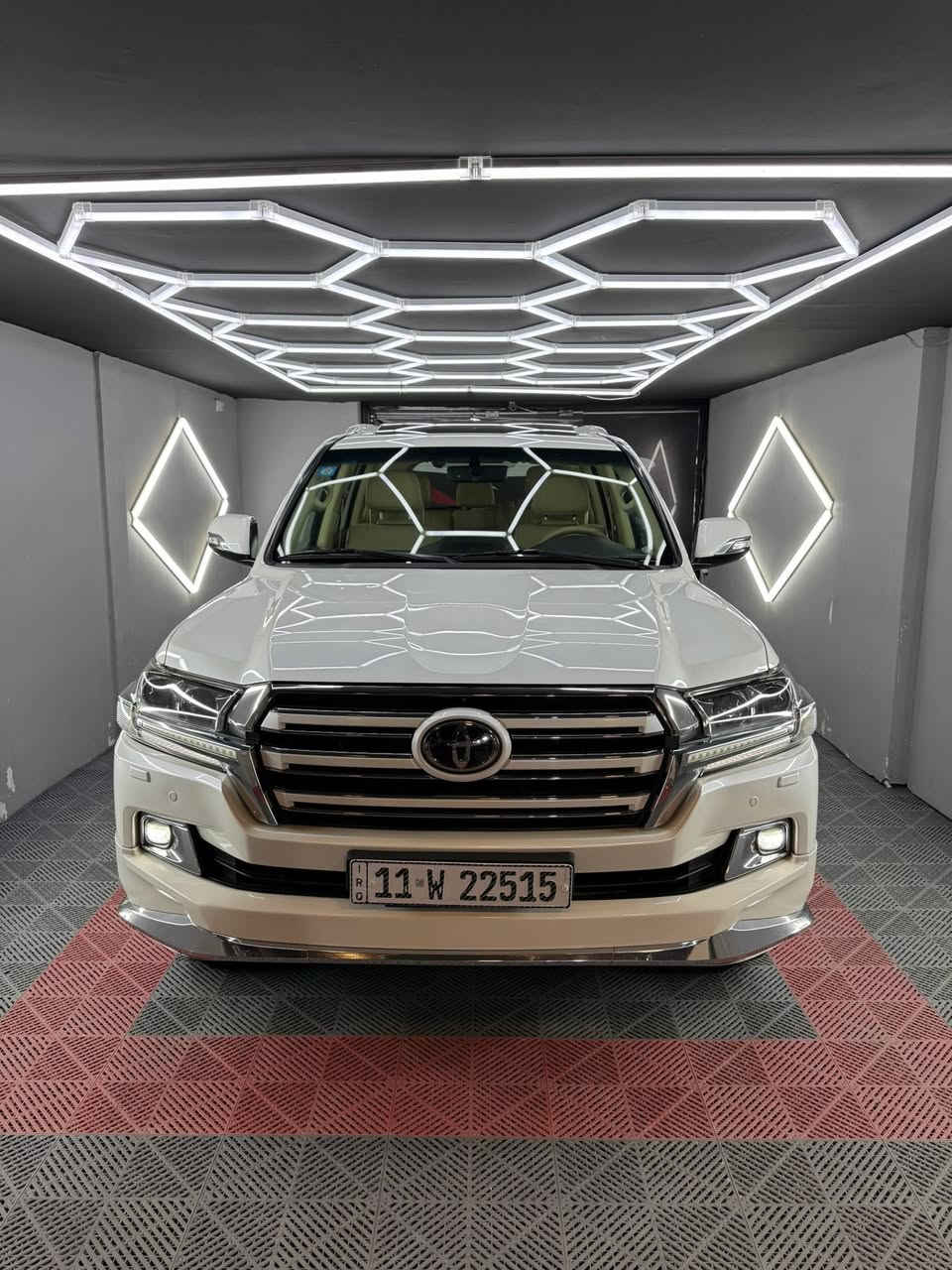 السلام عليكم للبيع لاندكروز GXR 2017
وايت أدشن محرك V6 

8 ايرباك 

تحكم سرعة 

دبل ماوس

فتحة سقف وباقي المواصفات معروفه 

ماشية 125 km 

بيها  نص الباب الخلفي يمنه صبغ  الباقي مكفول 

محرك كير وصدر وتبريد مكفولات 

مسويله بوليش ونانو وحمام قبل يومين جاهزه للاخير 

تخم تاير جديد اصلي سونار منشور مع الصور 

السعر47000 ويها مجال رقم ***********

مكاني بغداد
