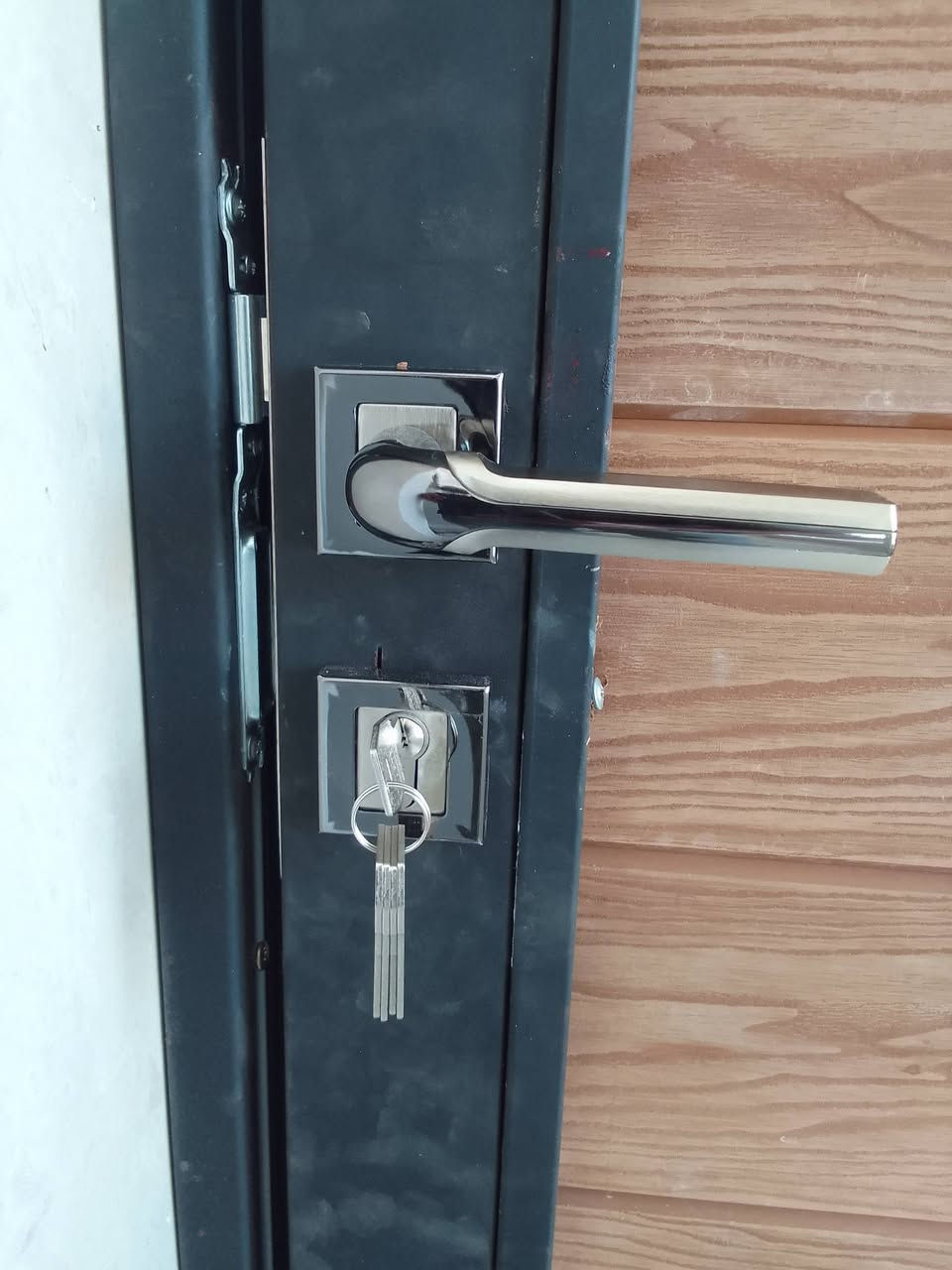 باب قاصة بديل الخشب قوي ولونة مايروح وظمان حلو تريد نقد تريد بالقصط وسعرنا مناسب لان ماعندي ايجار حدادة الاستاذ *********** خابر وادلل
